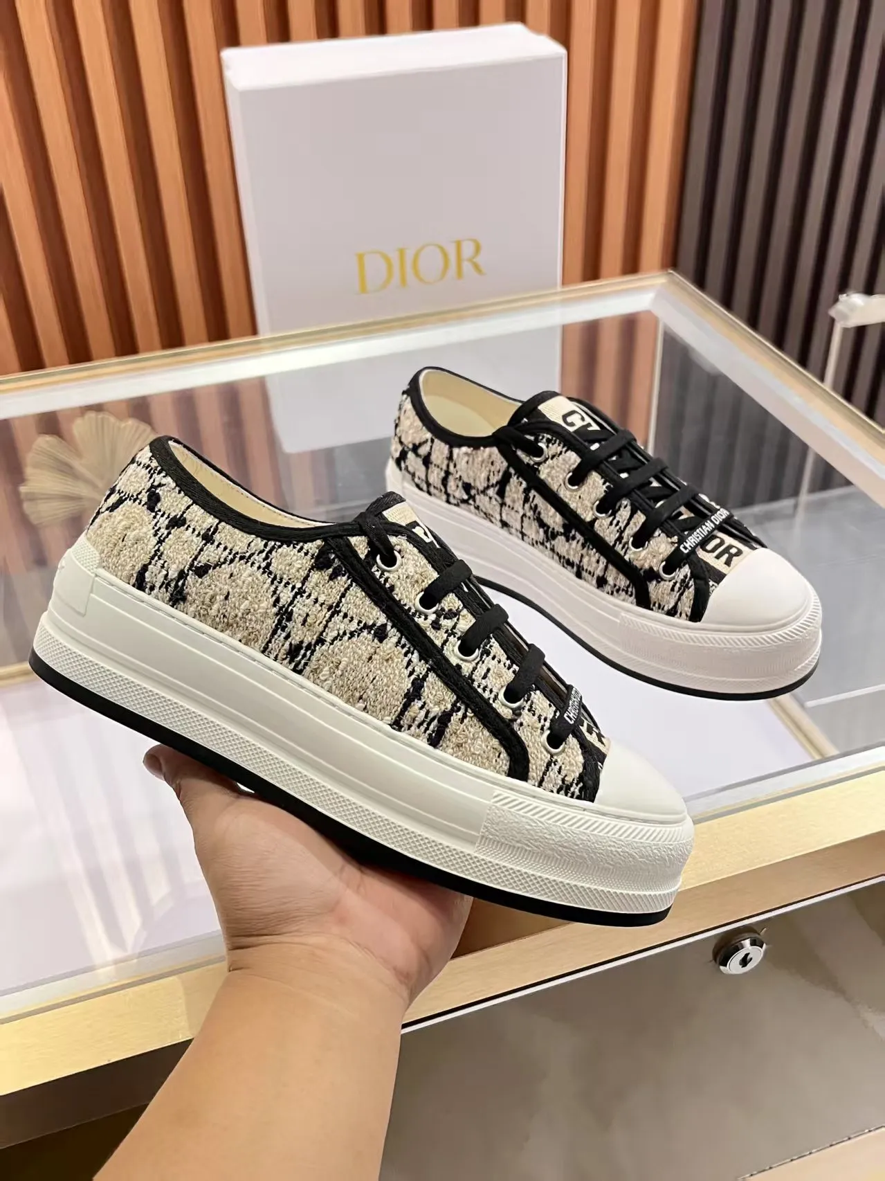👟👟Ex-factory price 520👟👟 Walk‘n’Dior embroidered mid-top casual shoes are new in 2025. On the fashion stage, Dior embroidered shoes are the well-deserved protagonist. Delicate stitching is used on the upper, every stitch is devoted to the craftsman's efforts, and every thread is woven with artistic poetry. From complex floral patterns to smart geometric textures, embroidery is like the magic that gives shoes life, allowing them to show dynamic beauty even in static conditions.   Wearing Dior embroidered shoes feels like stepping into a dream world full of art. It is not only a pair of shoes, but also a walking piece of art that perfectly integrates fashion and culture. Whether you are strolling on the bustling city streets or attending important social occasions, Dior embroidered shoes can add unique charm to your style and become the focus of everyone's attention.   Choosing Dior embroidered shoes means choosing a persistent pursuit of quality and a unique understanding of fashion. Let it accompany you through every wonderful moment and leave your own fashion mark.  Material: Sheepskin lining, feet, silk cowhide, size 35-41, heel height 5cm